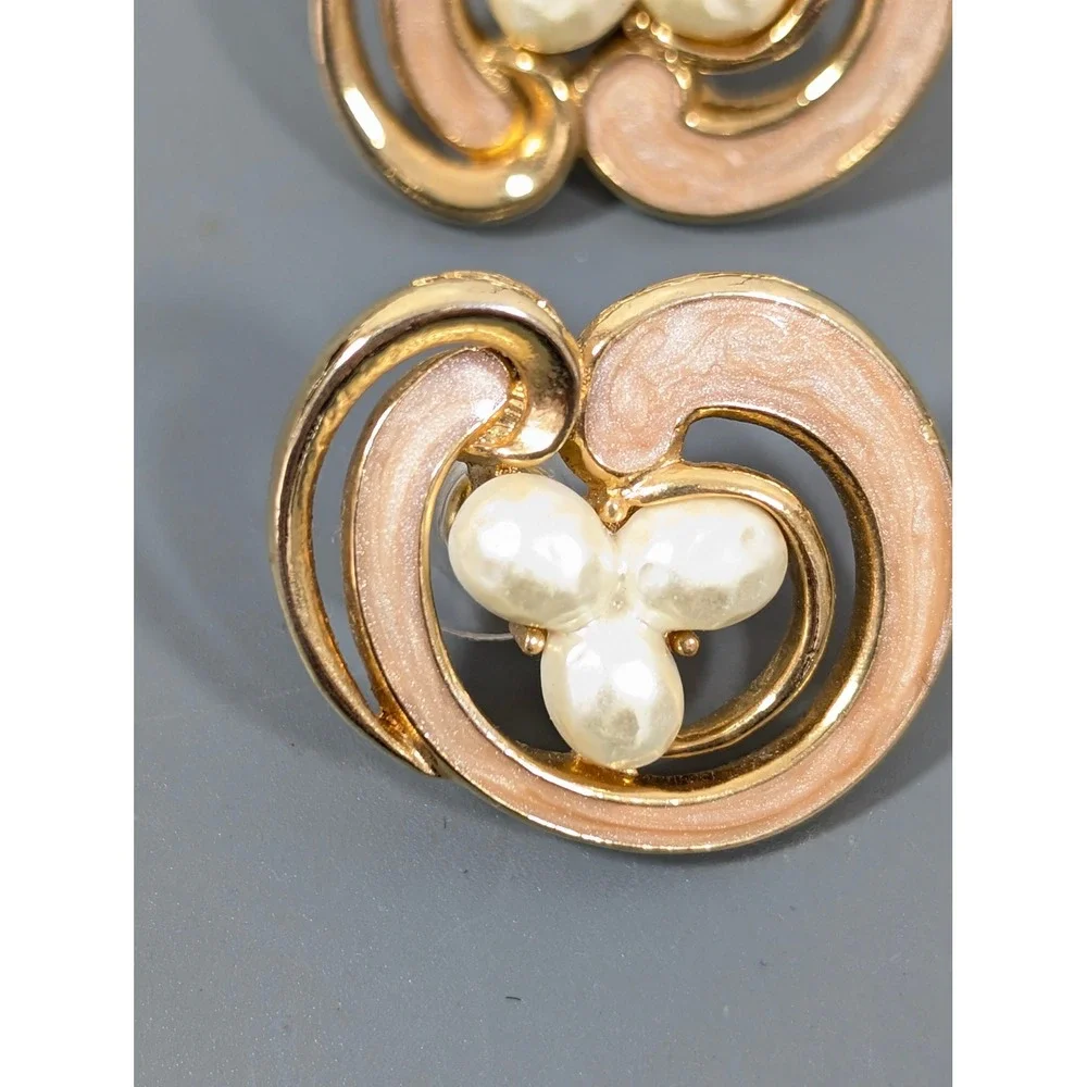 Vintage Avon Island Shell Pierced Earrings Gold‎ Tone Faux Pearl Swirl